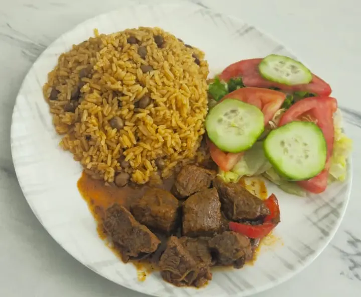 Almuerzo popular (Arroz Blanco, Pollo frito, Ensalada verde)